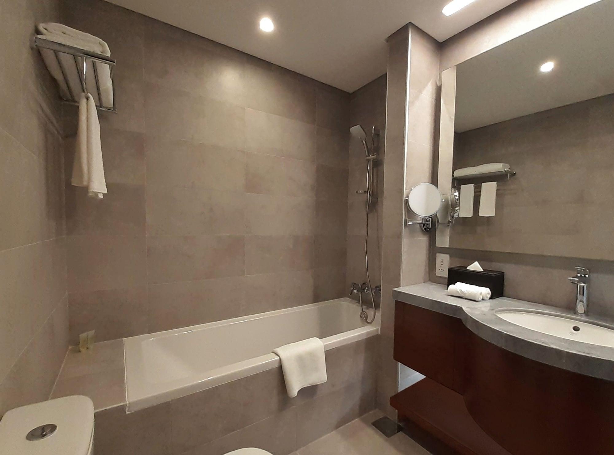 서머셋 웨스트 베이 도하 호텔 외부 사진 Bathroom of a hotel room
