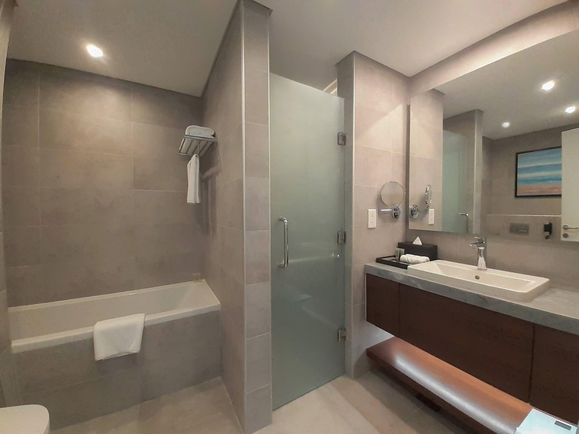 서머셋 웨스트 베이 도하 호텔 외부 사진 Bathroom