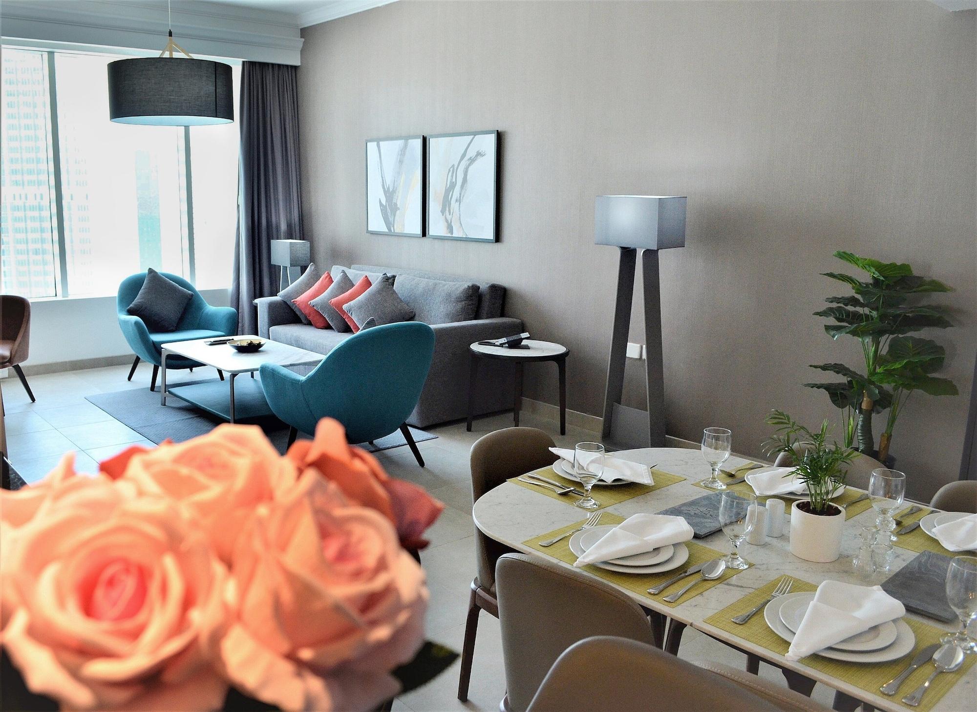 서머셋 웨스트 베이 도하 호텔 외부 사진 A living room in a serviced apartment in Dubai