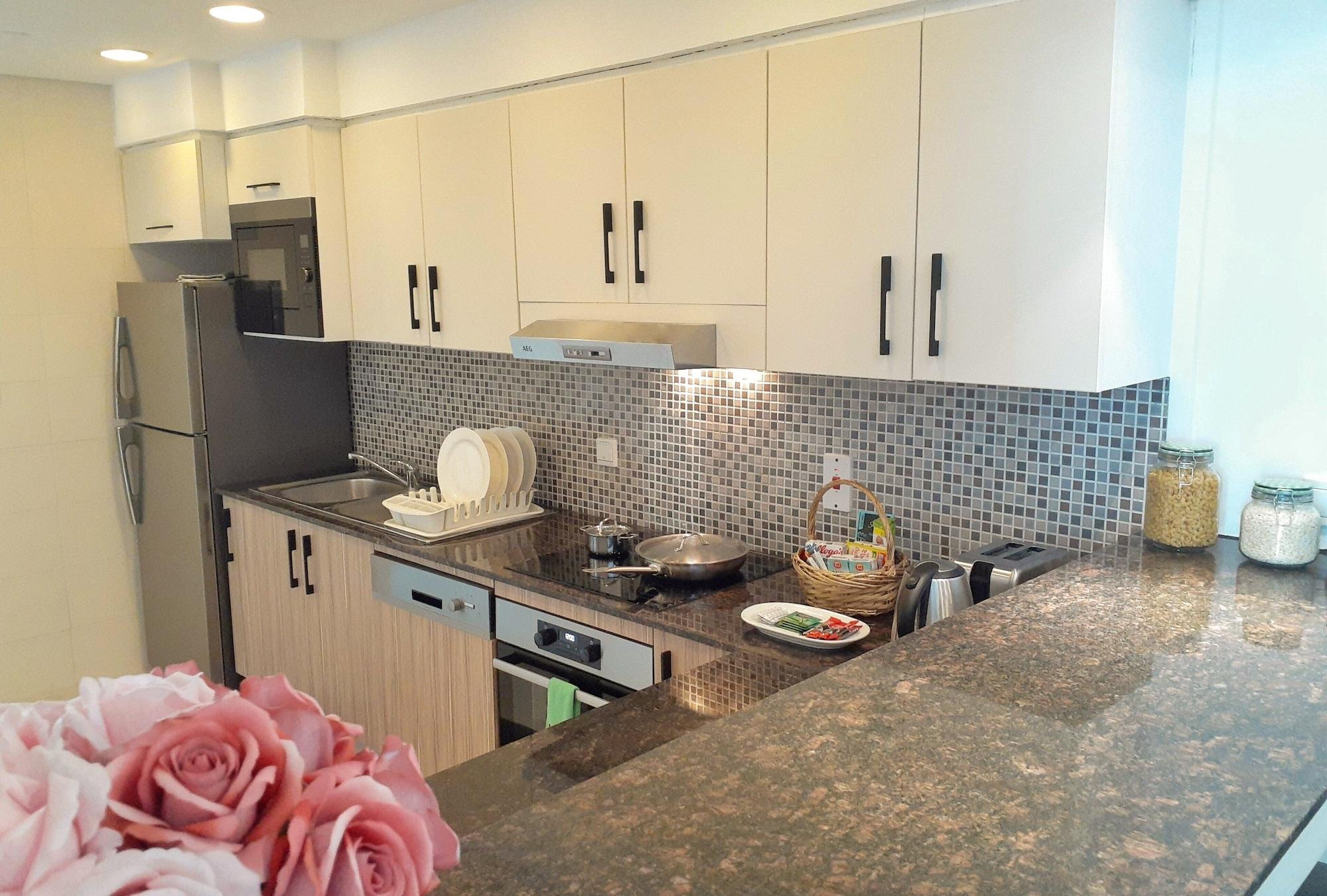 서머셋 웨스트 베이 도하 호텔 외부 사진 A kitchen in a condominium