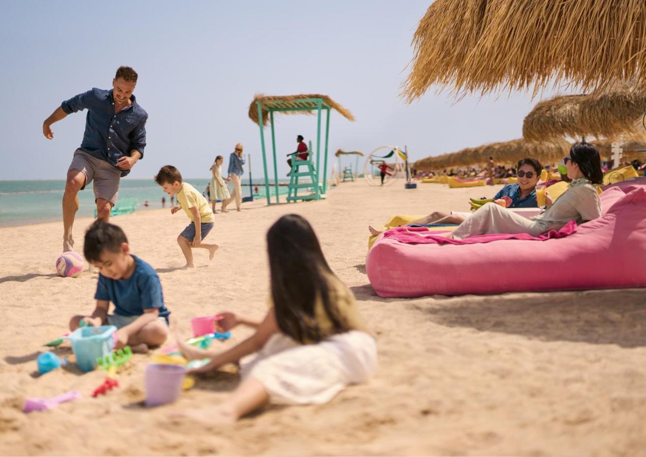 서머셋 웨스트 베이 도하 호텔 외부 사진 Families at the beach