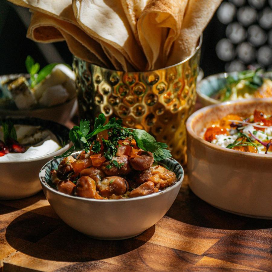 서머셋 웨스트 베이 도하 호텔 외부 사진 A bowl of hummus