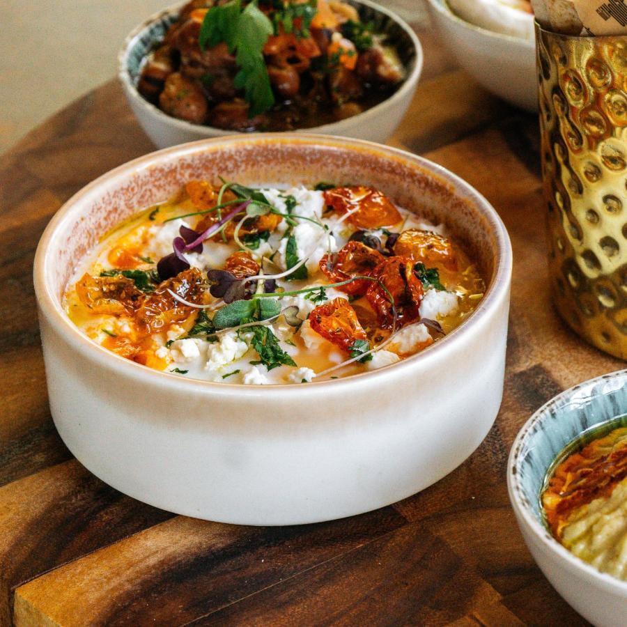 서머셋 웨스트 베이 도하 호텔 외부 사진 Labneh with olive oil, sumac, and olives
