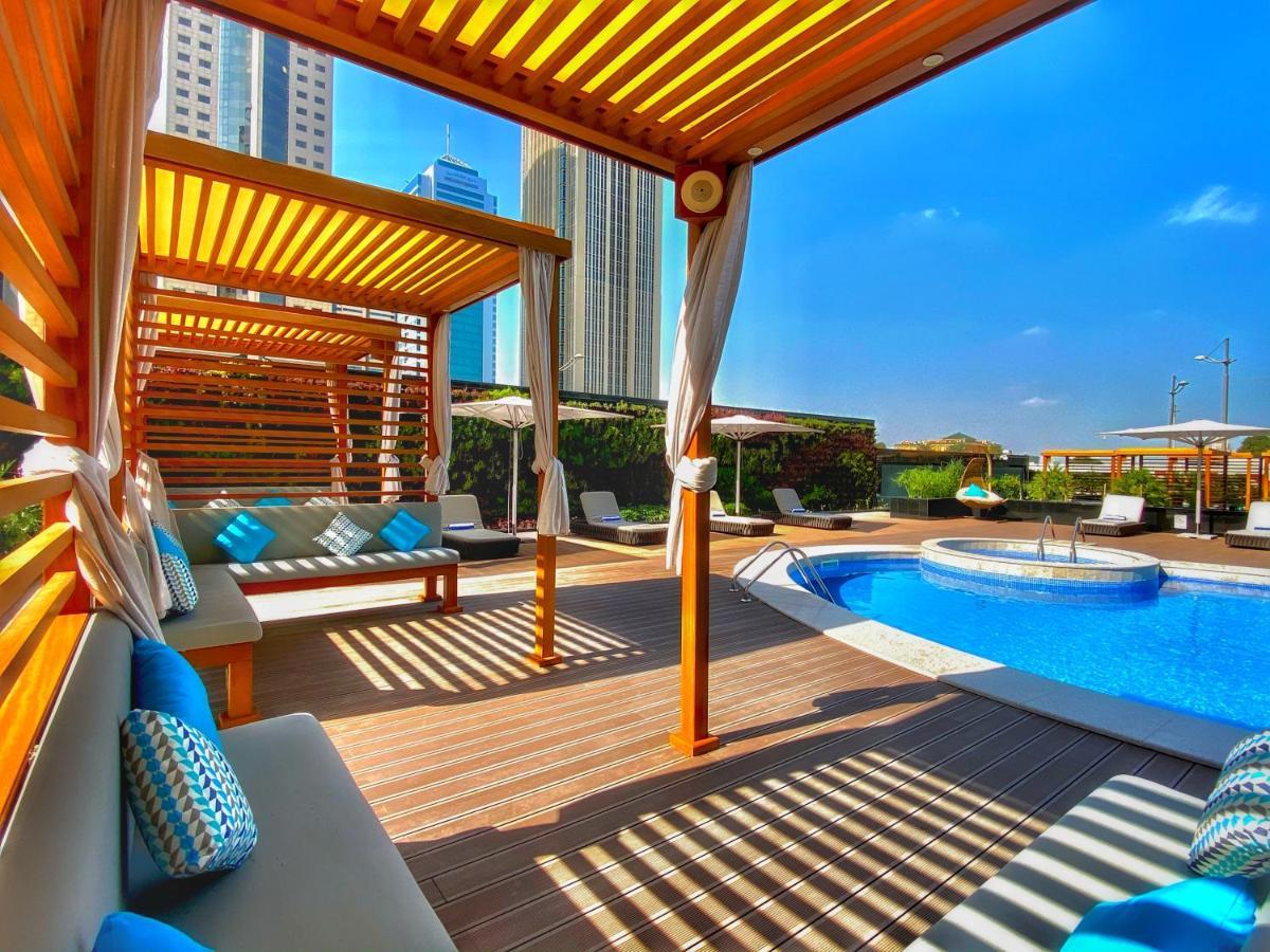 서머셋 웨스트 베이 도하 호텔 외부 사진 The swimming pool at the hotel