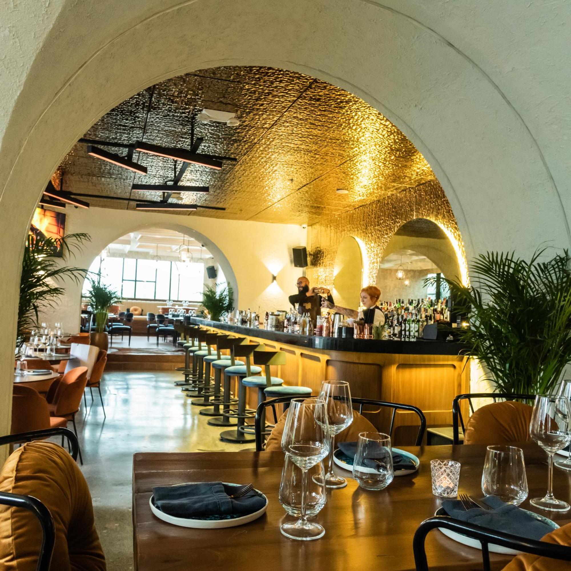 서머셋 웨스트 베이 도하 호텔 외부 사진 The interior of the restaurant