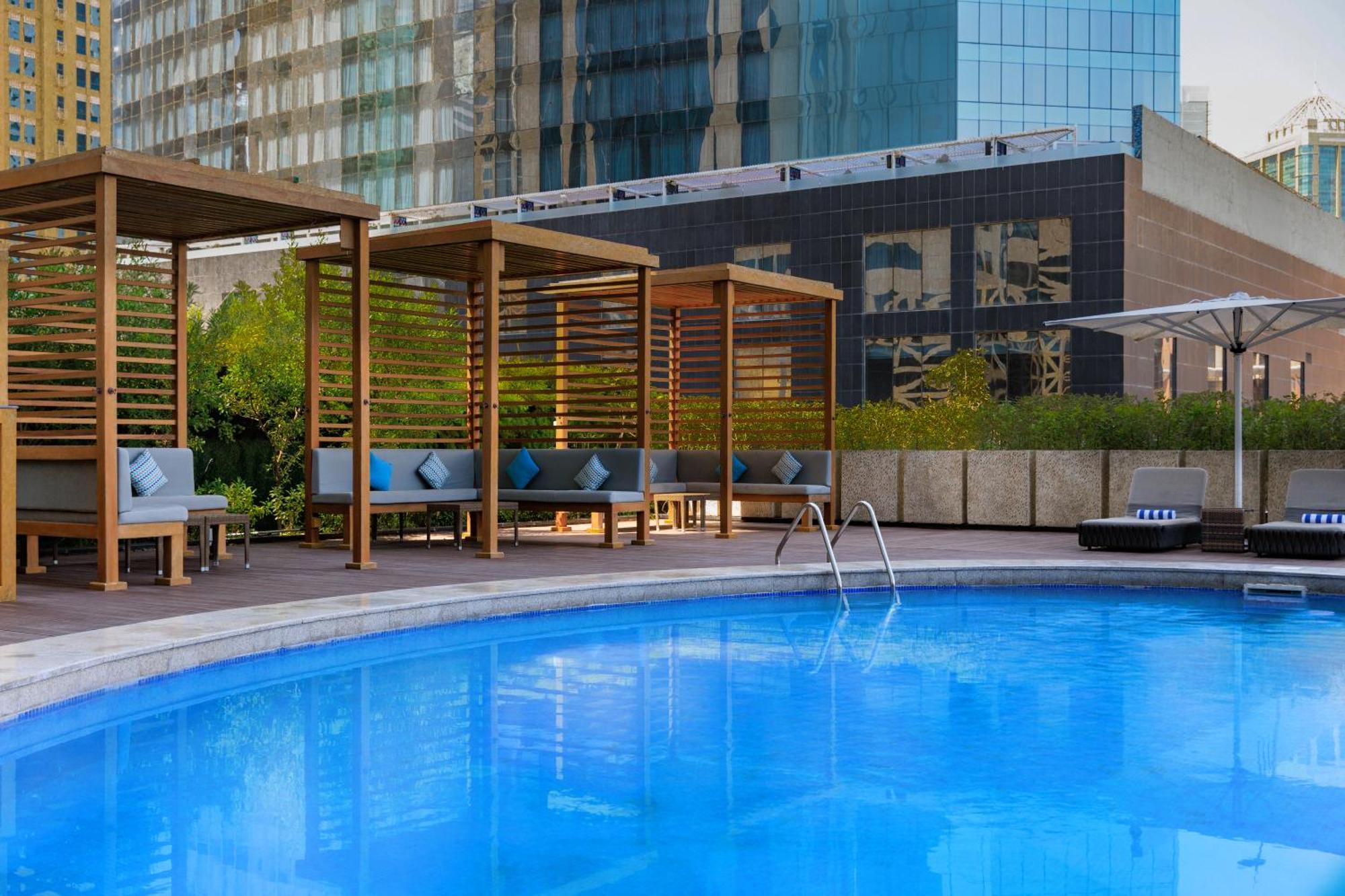 서머셋 웨스트 베이 도하 호텔 외부 사진 The swimming pool at the hotel