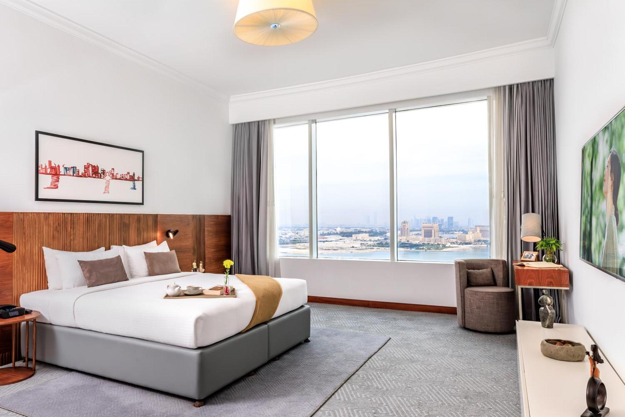 서머셋 웨스트 베이 도하 호텔 외부 사진 A bedroom at the hotel