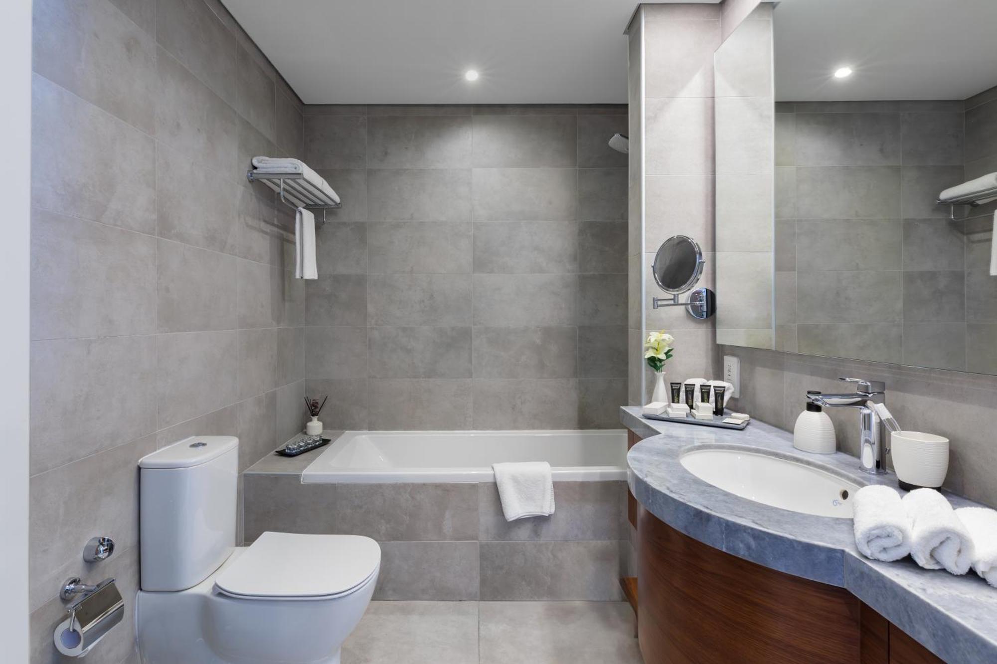 서머셋 웨스트 베이 도하 호텔 외부 사진 Bathroom