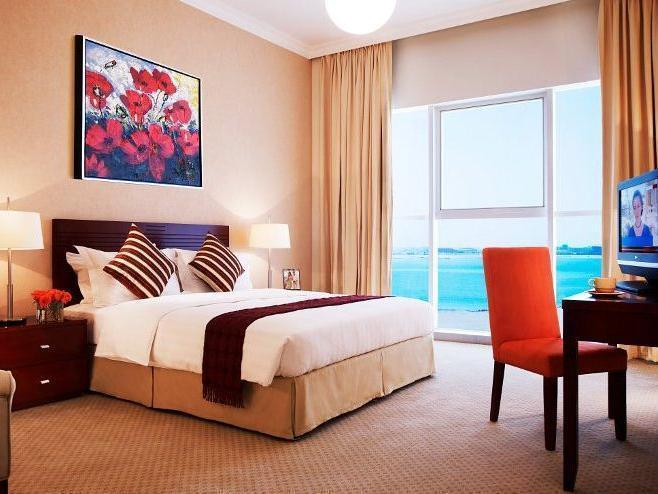 서머셋 웨스트 베이 도하 호텔 외부 사진 A bedroom in a hotel