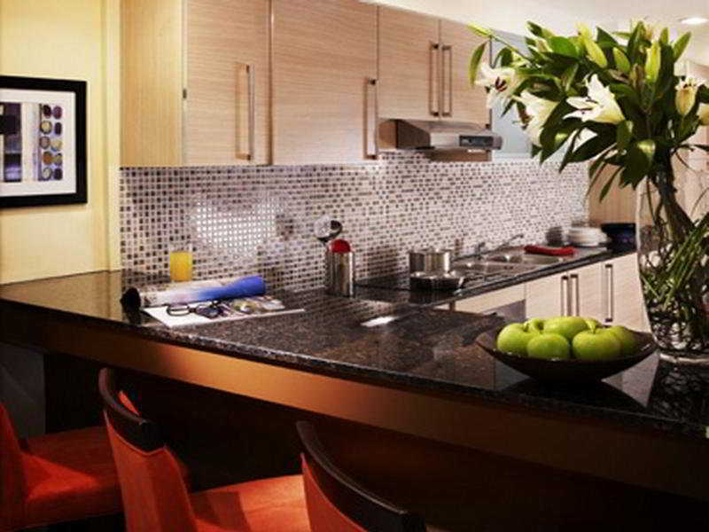 서머셋 웨스트 베이 도하 호텔 객실 사진 A kitchen at The Standard East Village