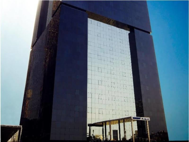 서머셋 웨스트 베이 도하 호텔 외부 사진 The 100-metre-high (330 ft) mirror at the Teide Observatory