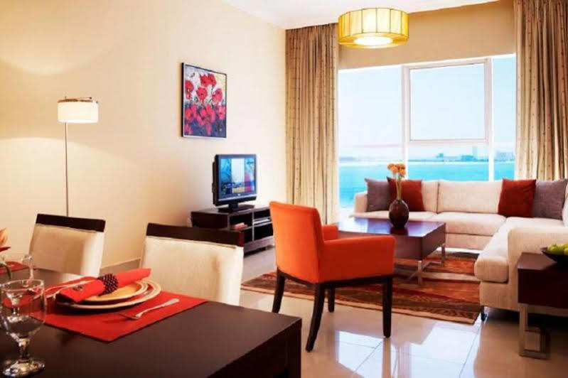 서머셋 웨스트 베이 도하 호텔 외부 사진 A living room in a typical apartment