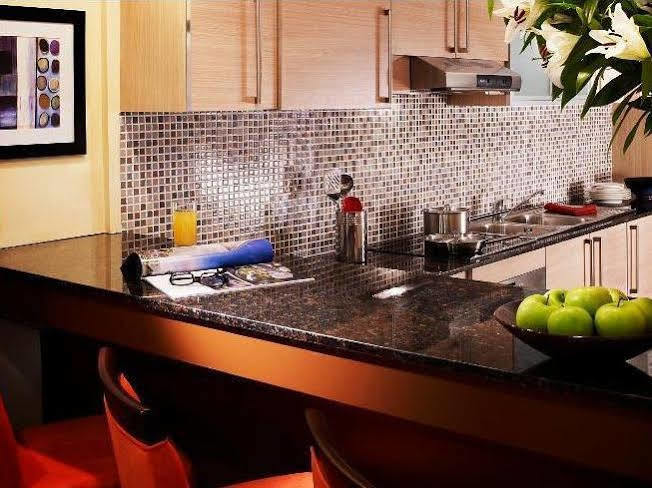 서머셋 웨스트 베이 도하 호텔 외부 사진 A kitchen with granite countertops